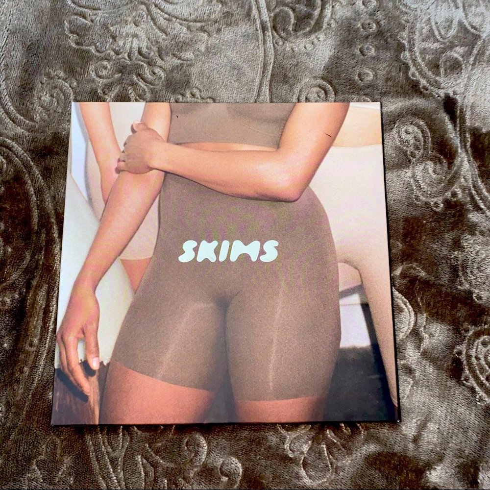 SKIMS SCULPTING SHORT ABOVE THE KNEE